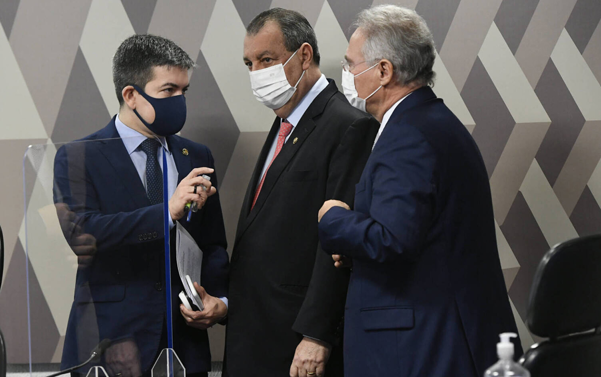 Não ouçam as asneiras do ministro da Saúde, diz Randolfe sobre uso de máscaras